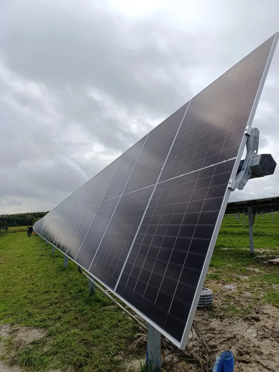 Panneaux solaires au sol sur structure