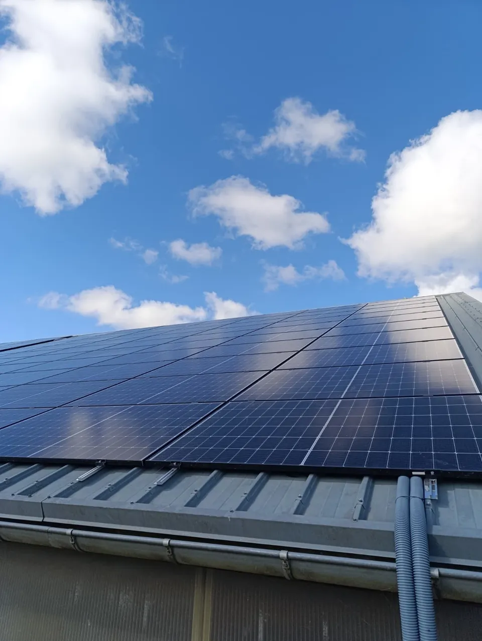 Panneaux solaires sur toiture métallique
