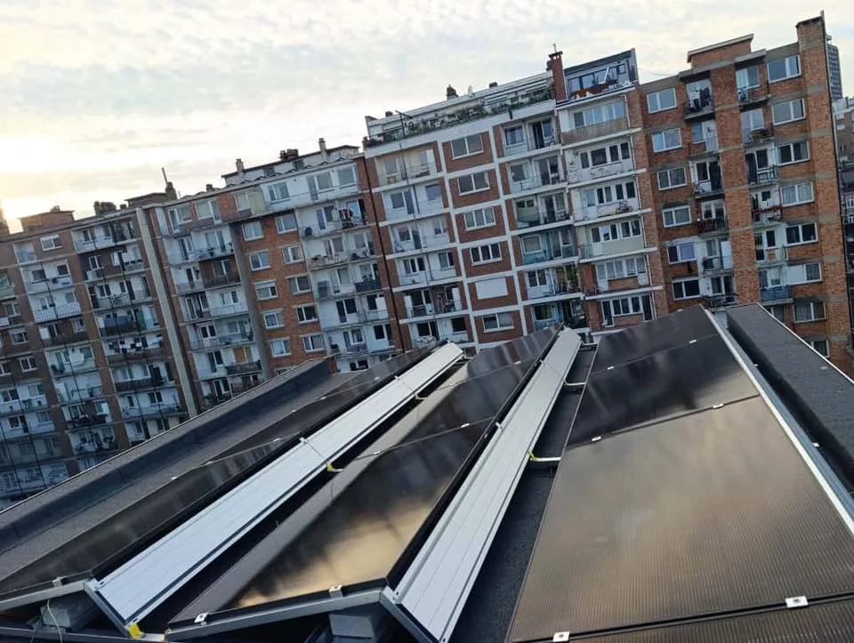 Installation solaire sur toiture en ville